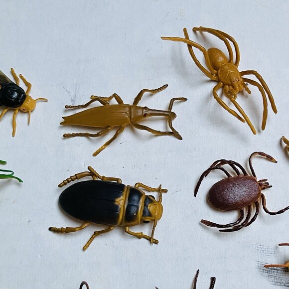 Insects Beetle Fly Weevil Mantis Spider Grasshopper 11 Pieces 2in Vintage 1989 - Picture 5 of 9